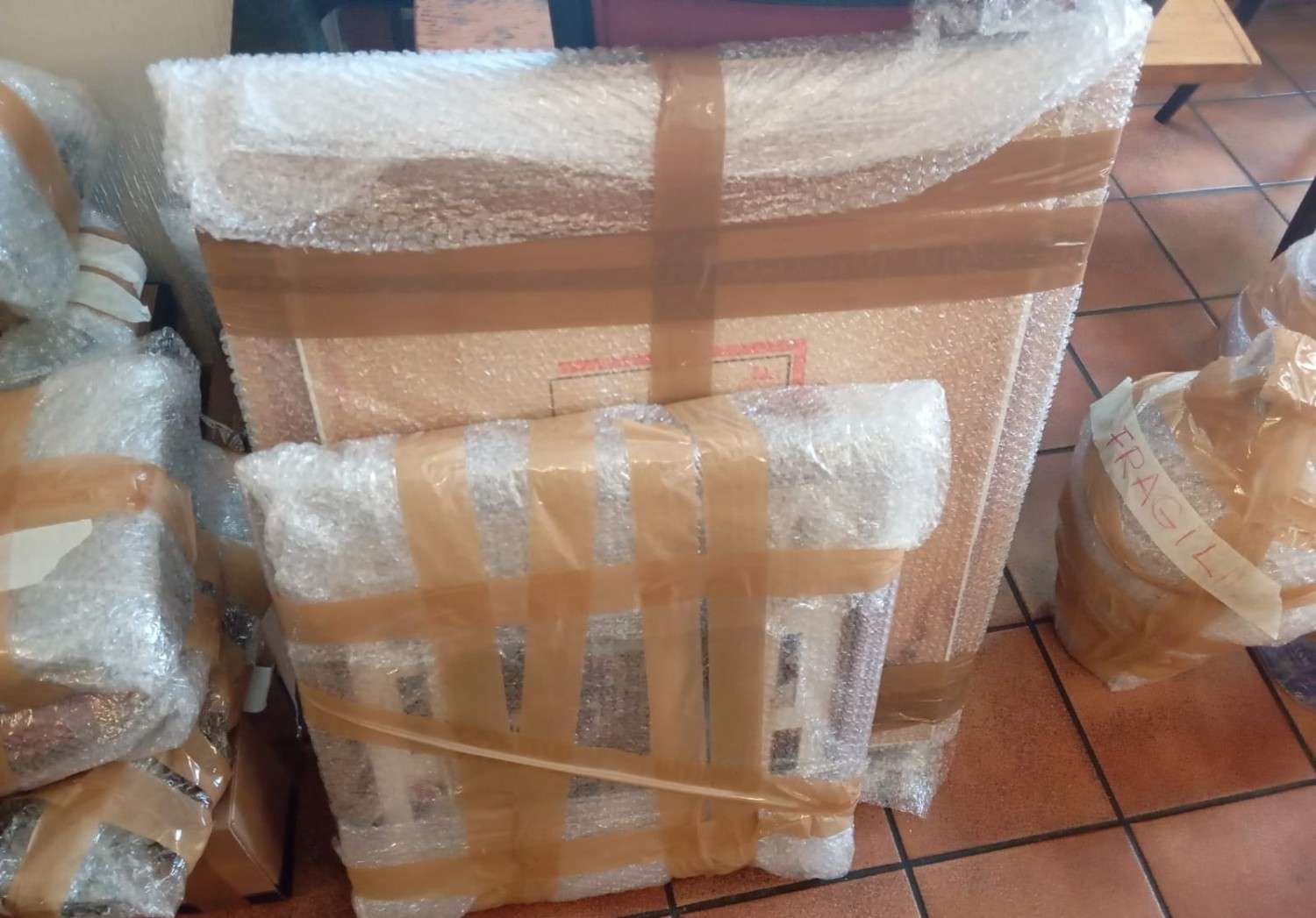 Camión de mudanzas de color blanco con logo 