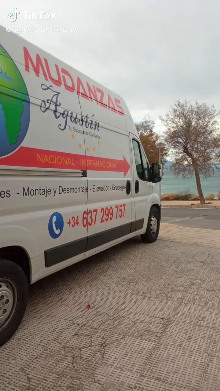 Camión de mudanzas blanco con el logo de 