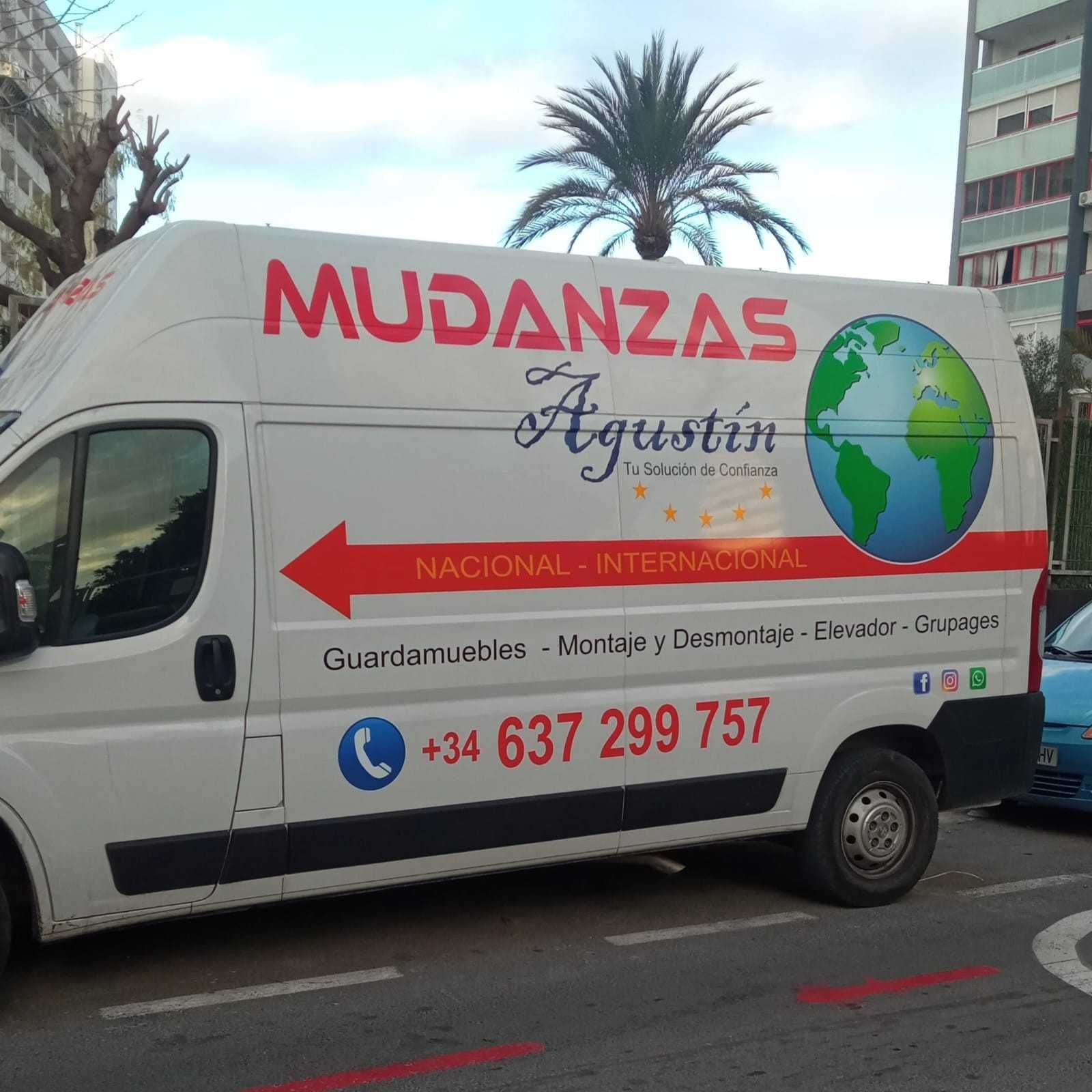 Camión de mudanzas de color blanco con logo