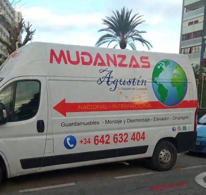 Camión de mudanzas blanco con el logo de 