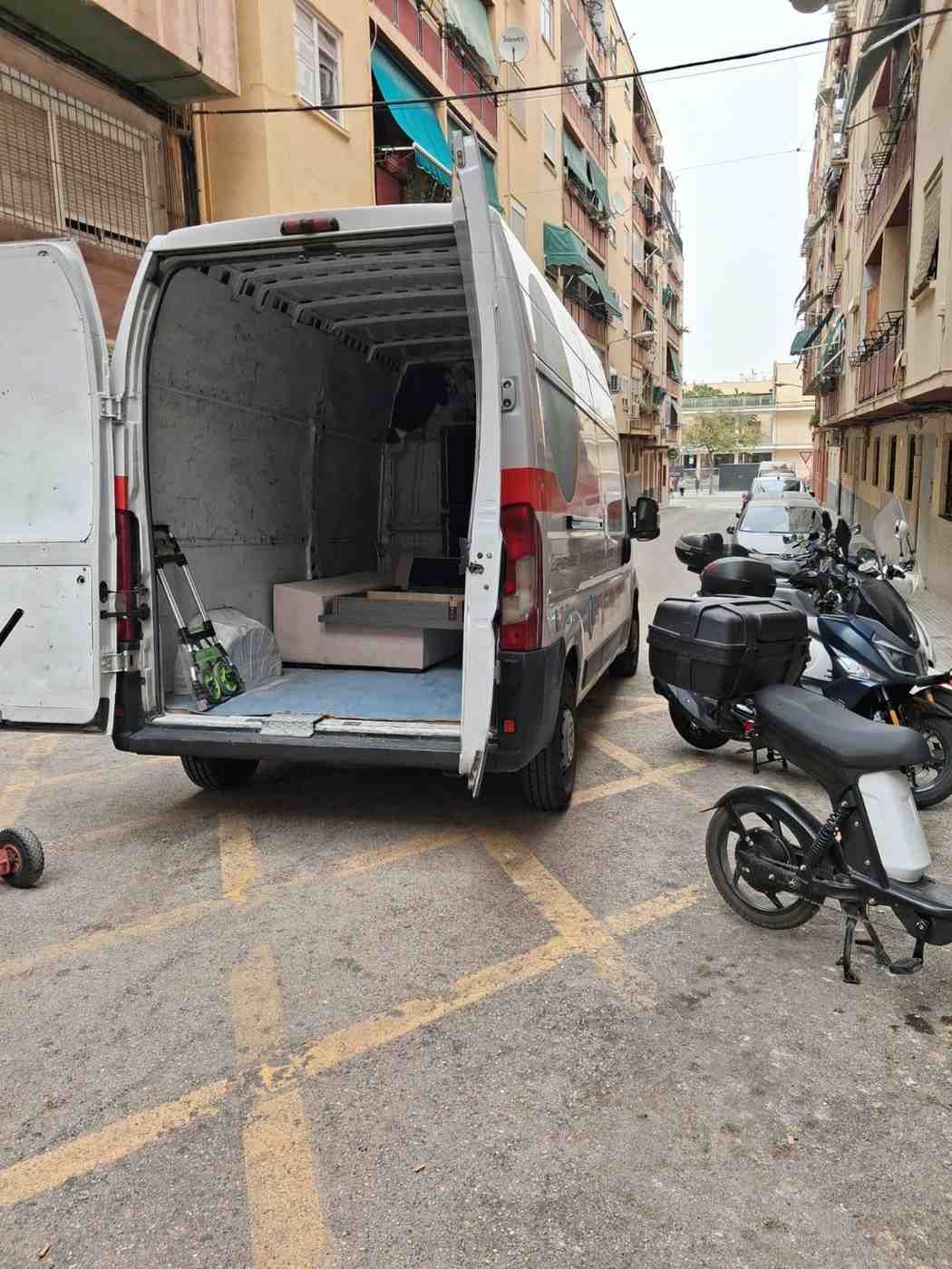 Camión de mudanzas de color blanco con logo 