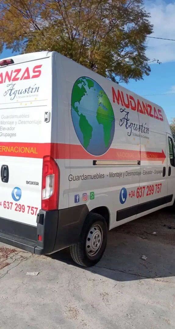 Camión de mudanzas de color blanco con el logo de 