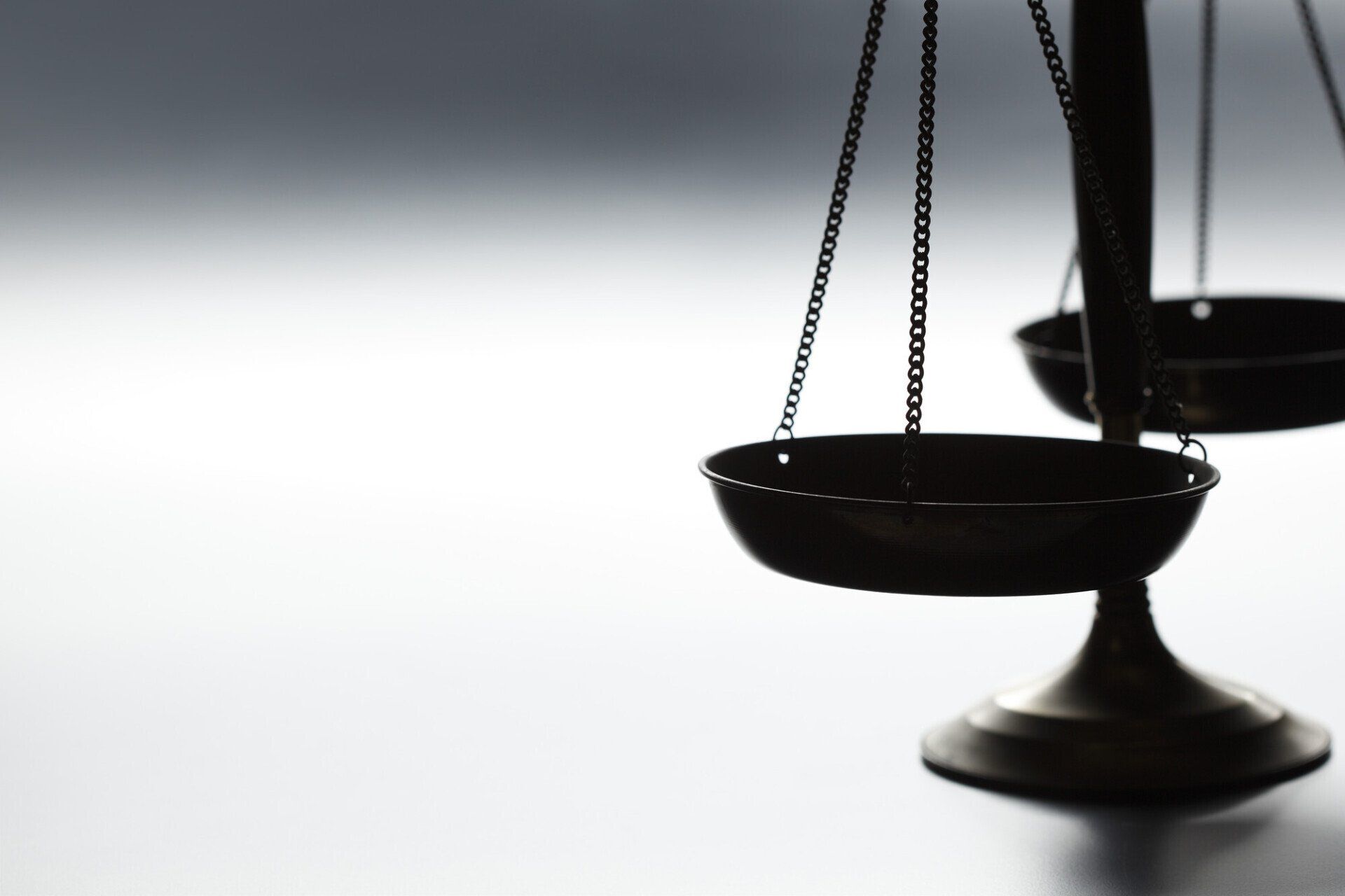 Une balance sur fond blanc.