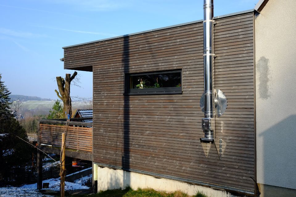 Holzbauarbeiten an Fassade