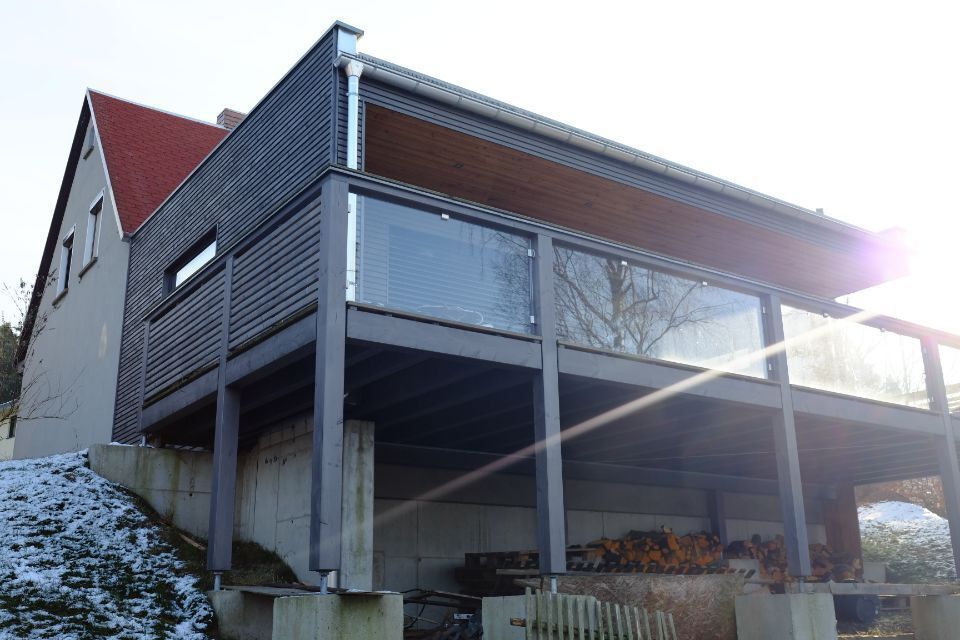 Holzbauarbeiten an Balkon