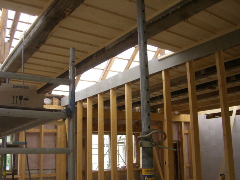 Holzbauarbeiten an Holzhaus