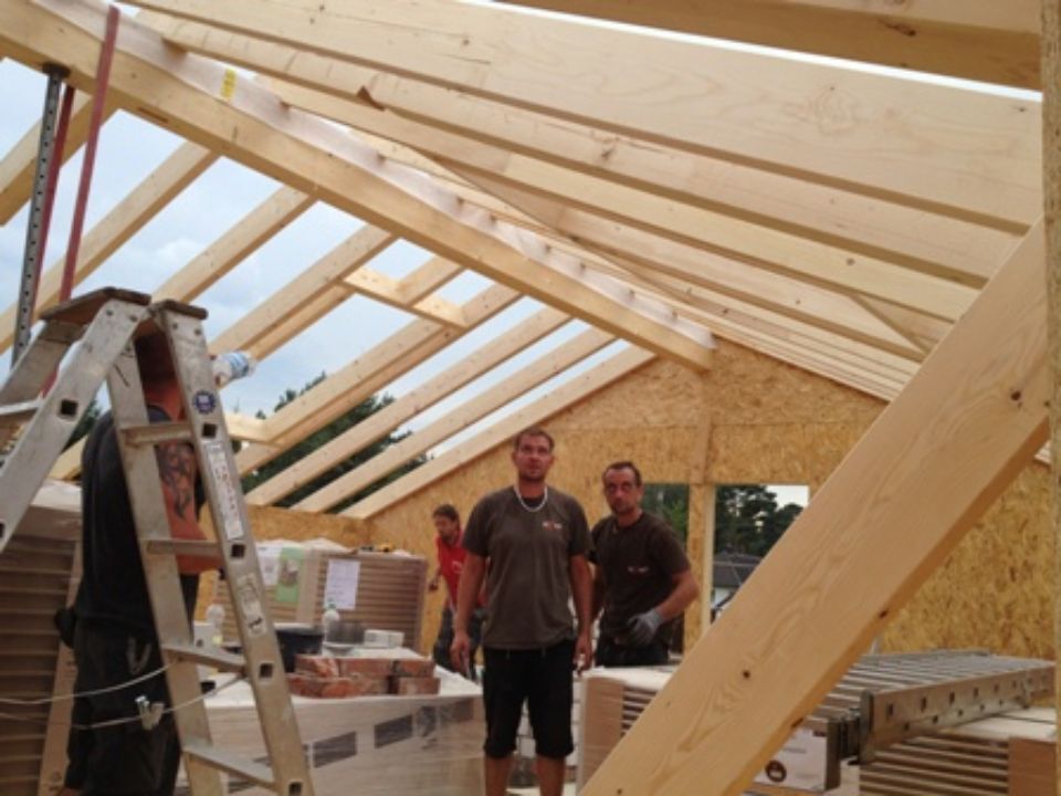 Rohbau aus Holz an Dach