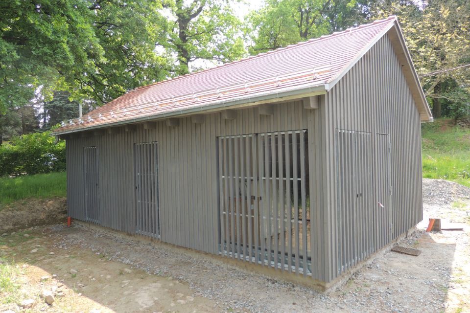 Holzbauarbeiten an Hütte