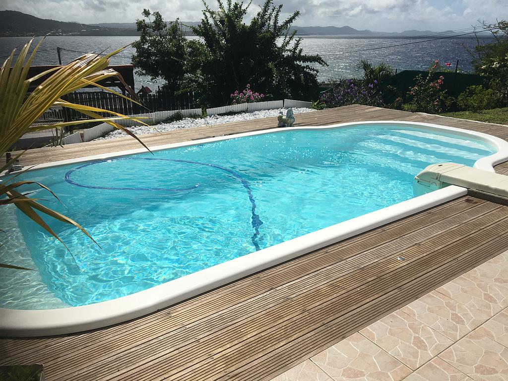 Piscine creusée avec robot nettoyant