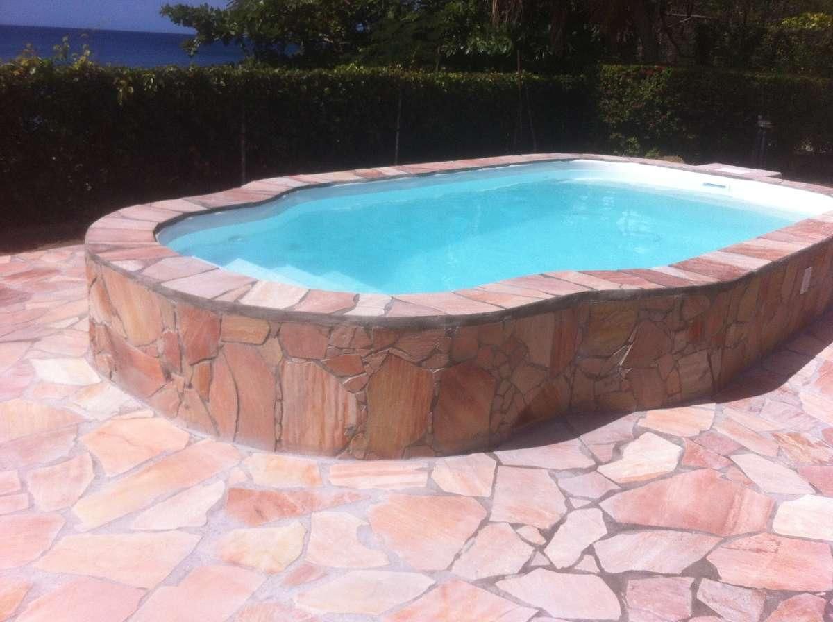 Piscine en pierre de face