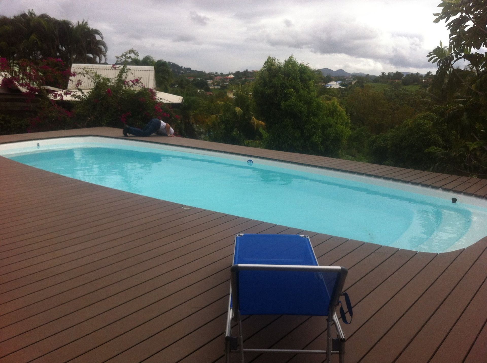 Piscine creusée, transat sur terrasse