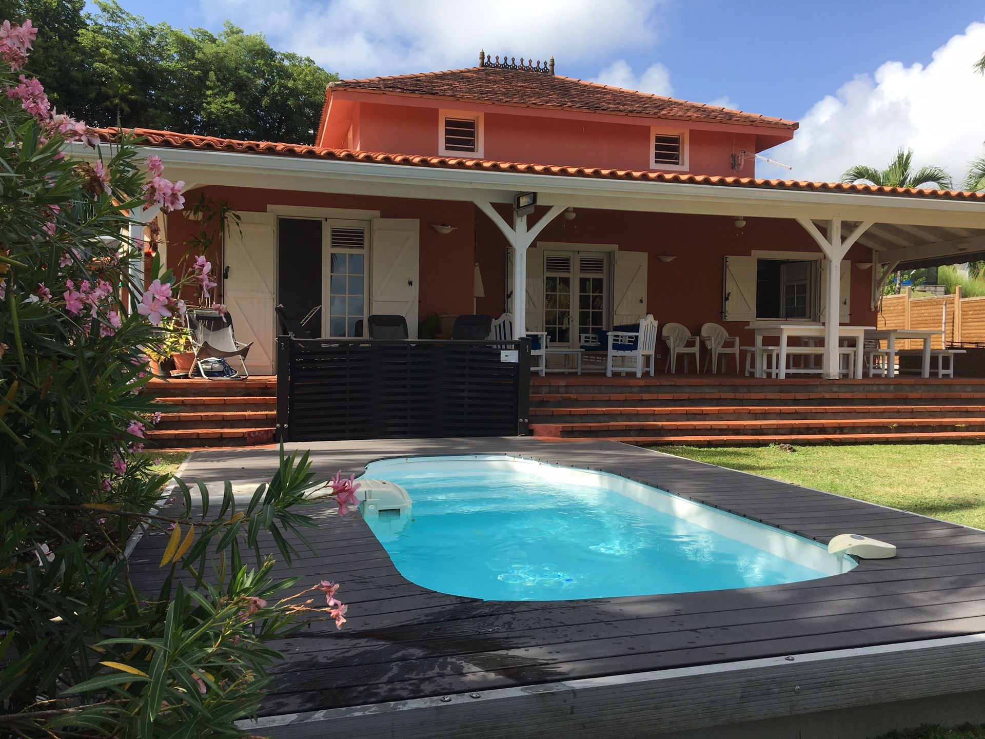 Piscine creusée devant une maison