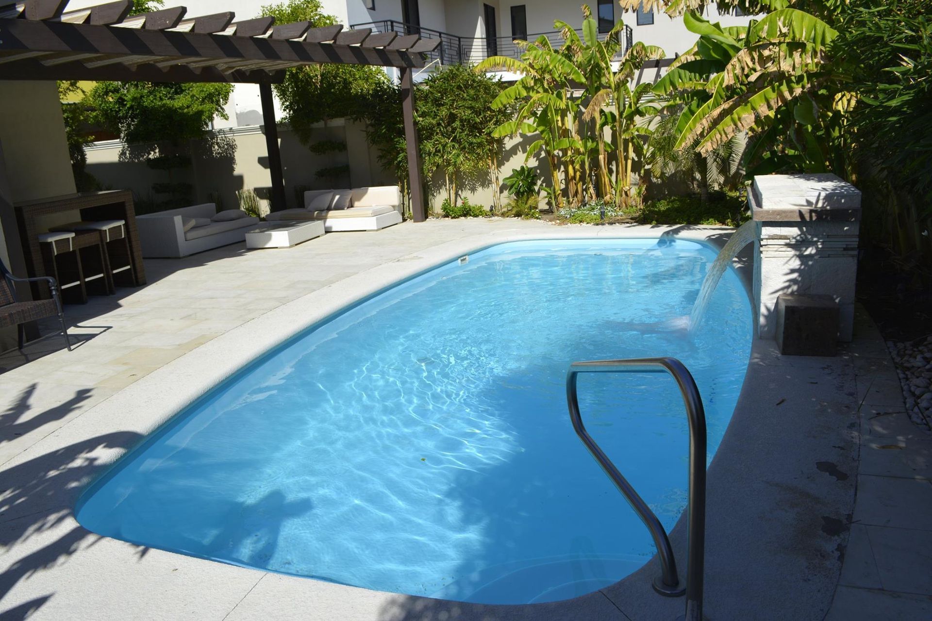 Piscine creusée avec de l'ombre