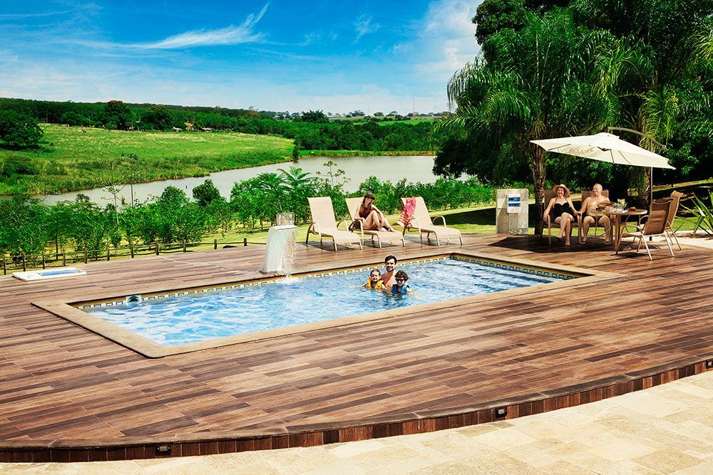 Piscine creusée utilisée terrasse en bois