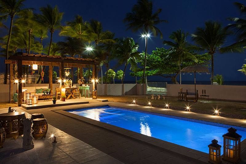 Piscine creusée de nuit