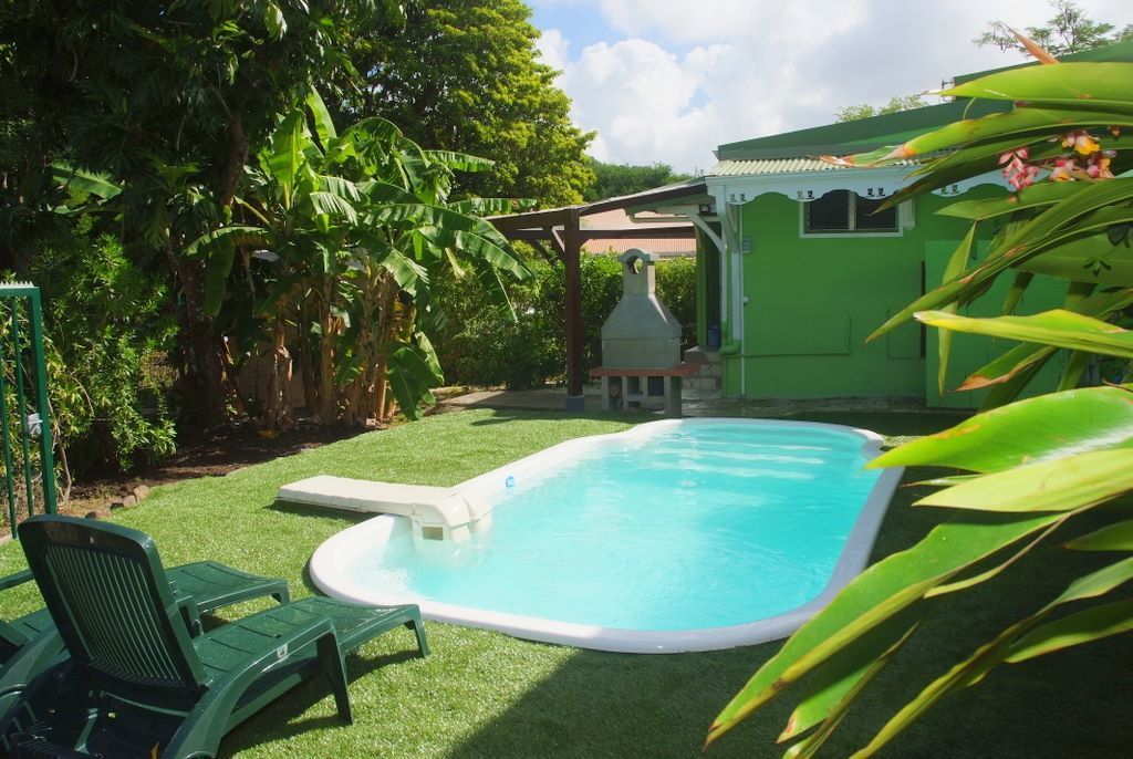 Piscine creusée avec de l'herbe