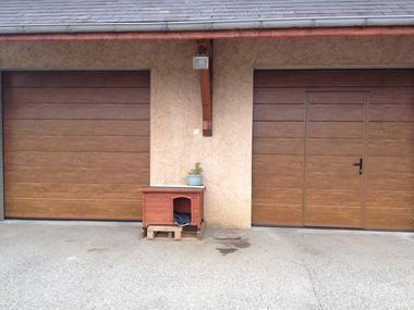 portes de garage chêne doré sectionnelle dont une avec portillon