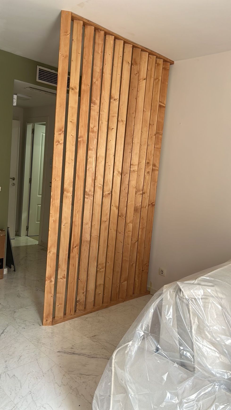 Una persona está lijando un trozo de madera con una lijadora.