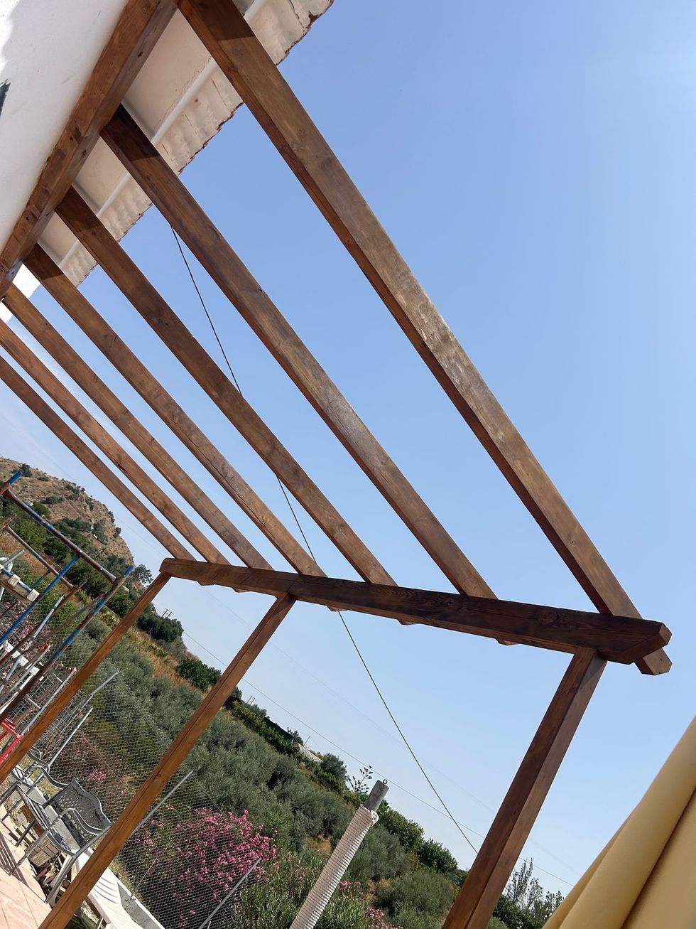 Una persona está usando un taladro para hacer un agujero en un trozo de madera.