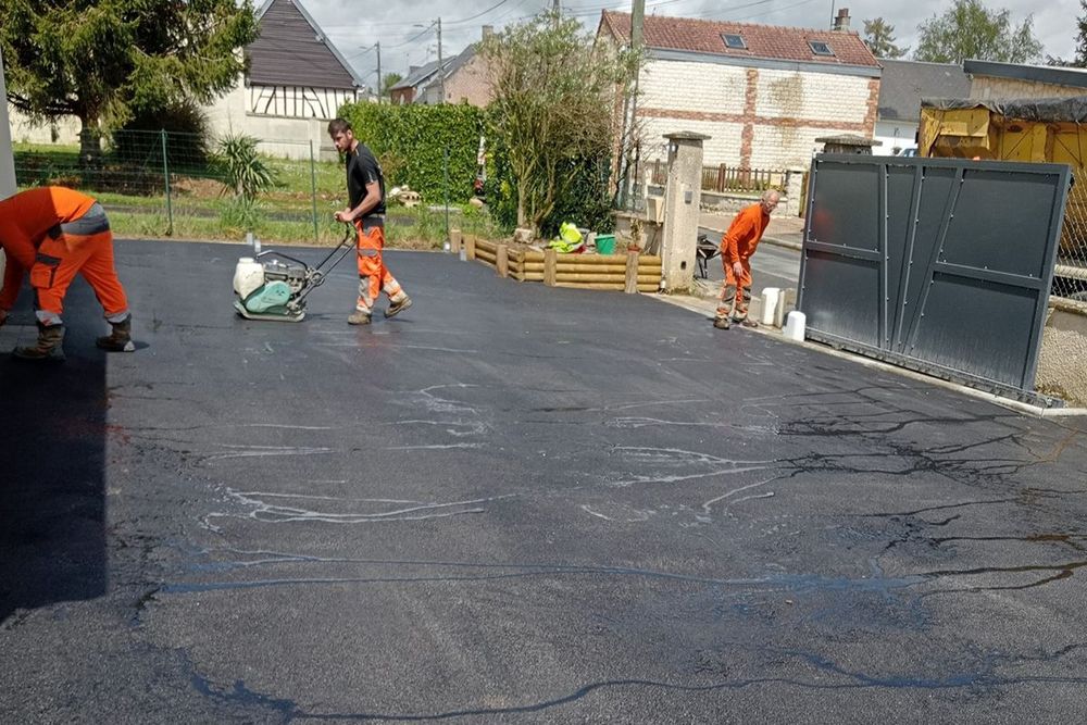 Travaux de pose d'un enrobé en cours