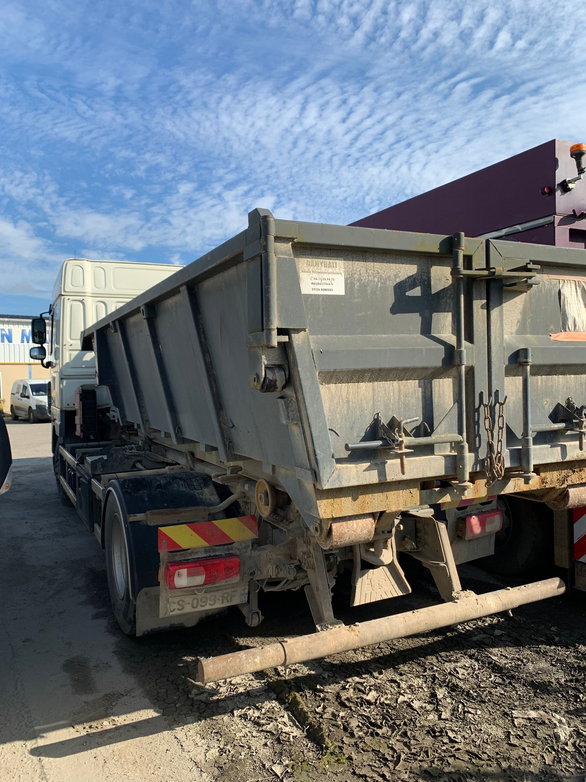 Camion-benne garé sur un chantier