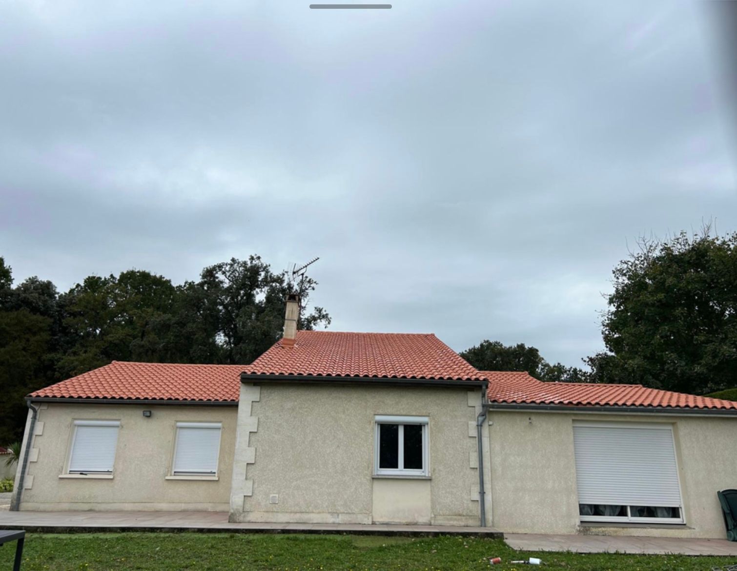 Maison avec une toiture totalement rénovée