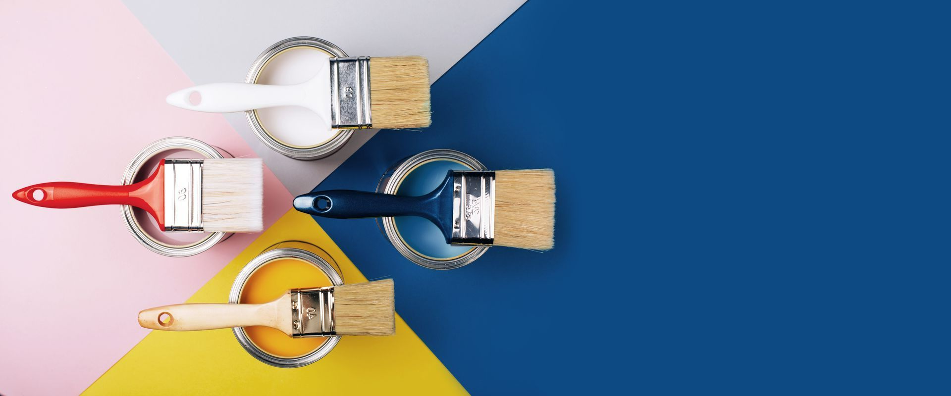 Pinceaux posés sur des pots de peinture