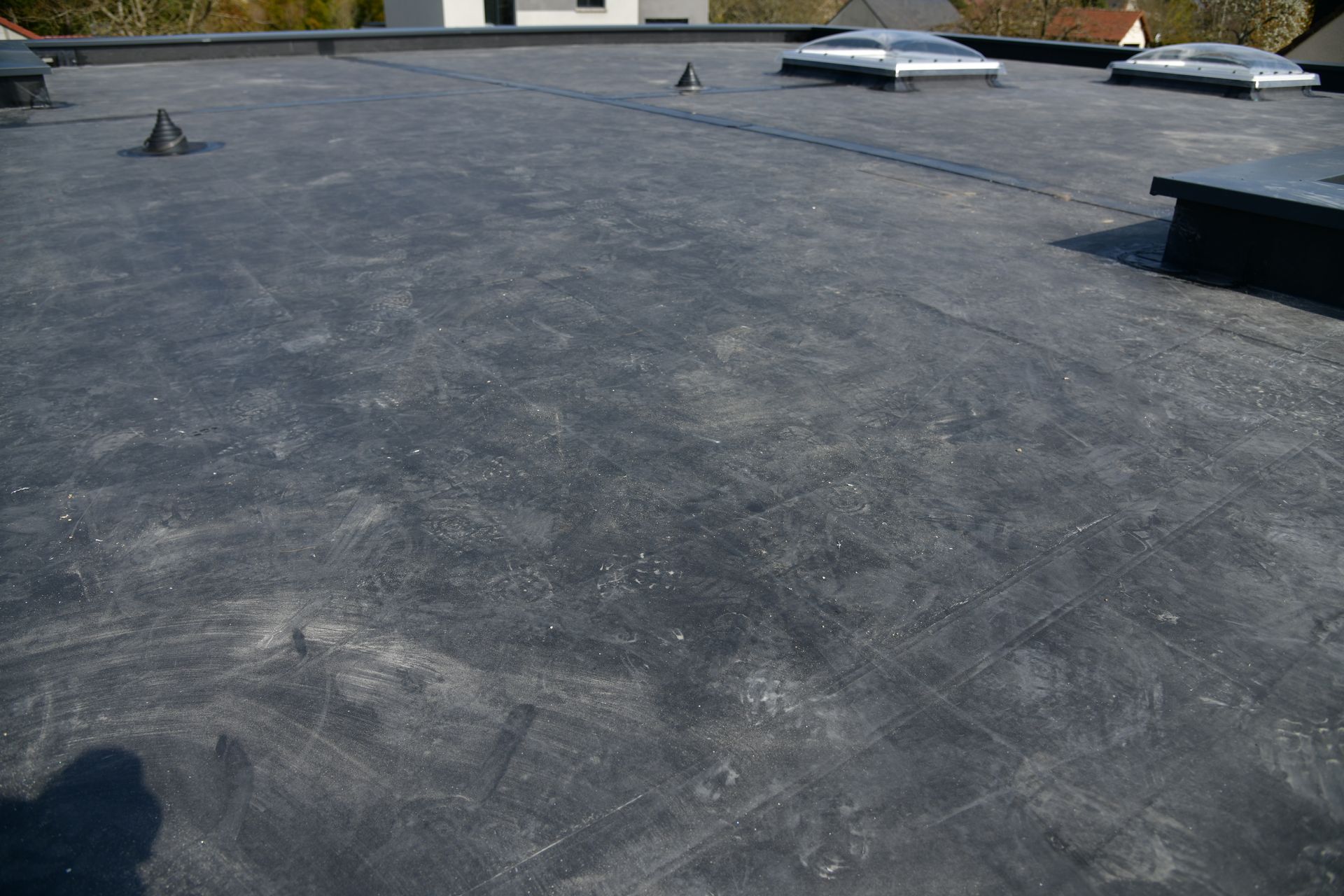 Toit-terrasse avec un revêtement gris