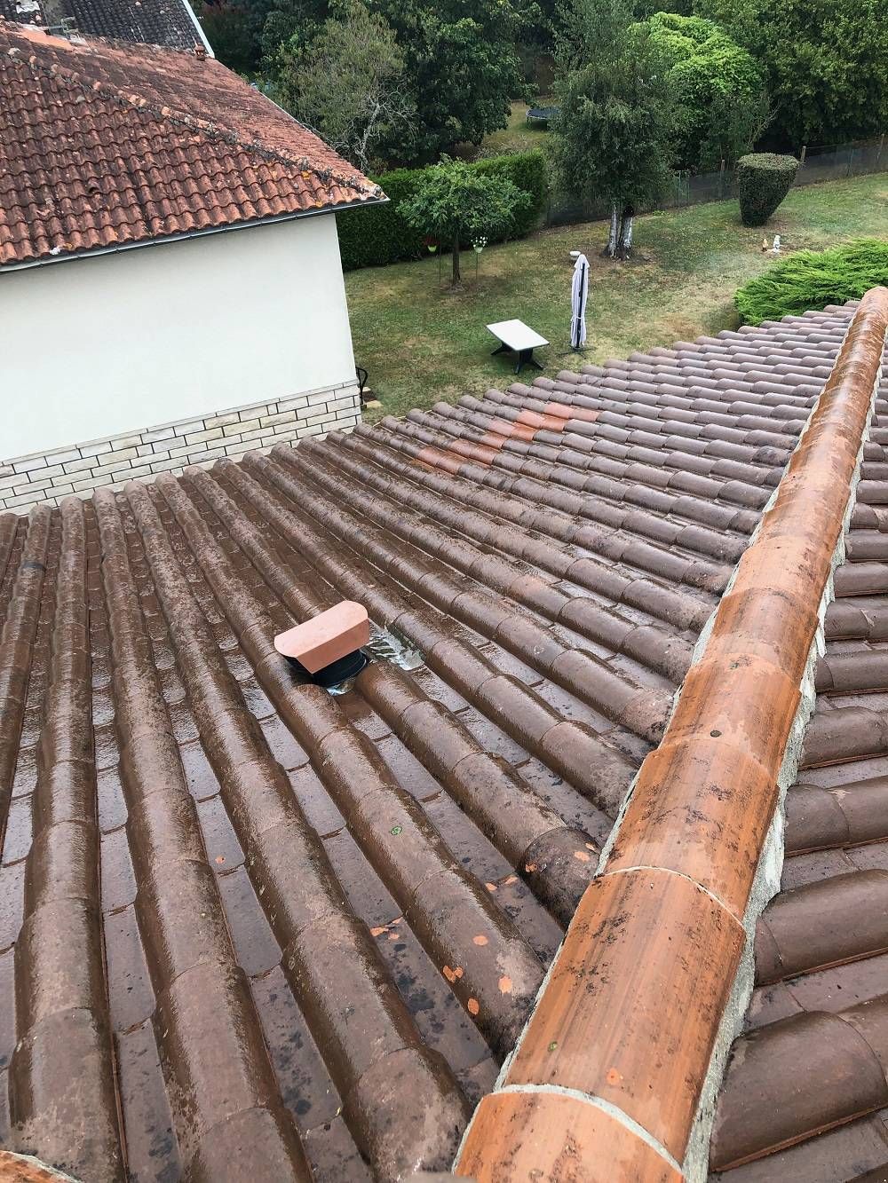 Toiture nettoyée et mouillée