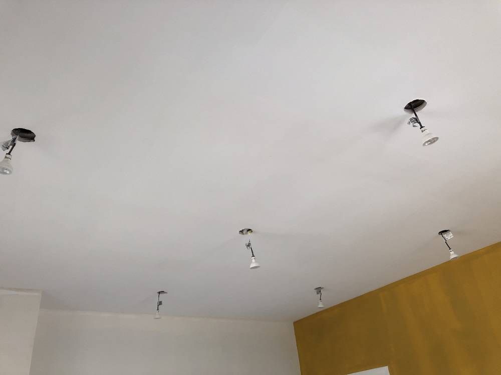Plafond peint en blanc