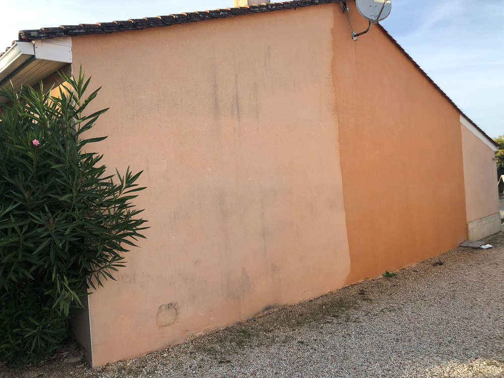 Façade orangée en cours de nettoyage