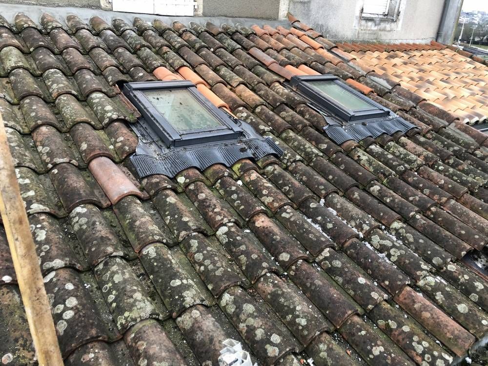 Toit avec deux fenêtres de toit avant rénovation