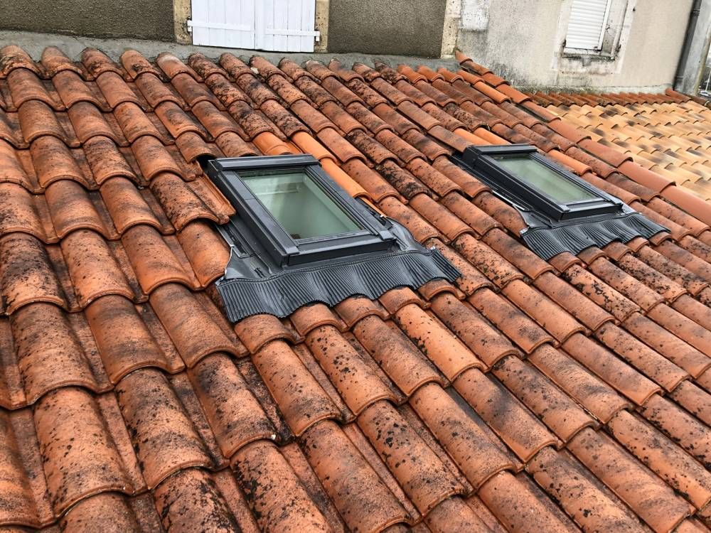 Toit avec deux fenêtres de toit après rénovation