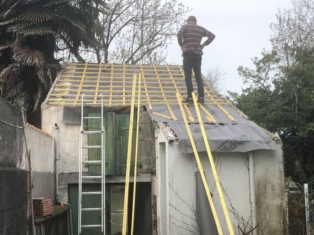 Artisan debout sur un toit
