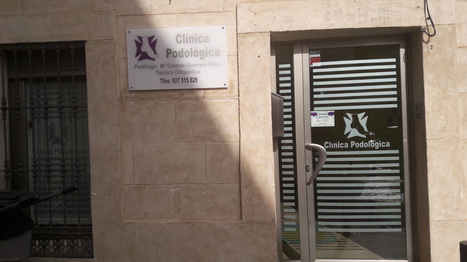 Un cartel en el costado de un edificio dice Clínica Patológica.