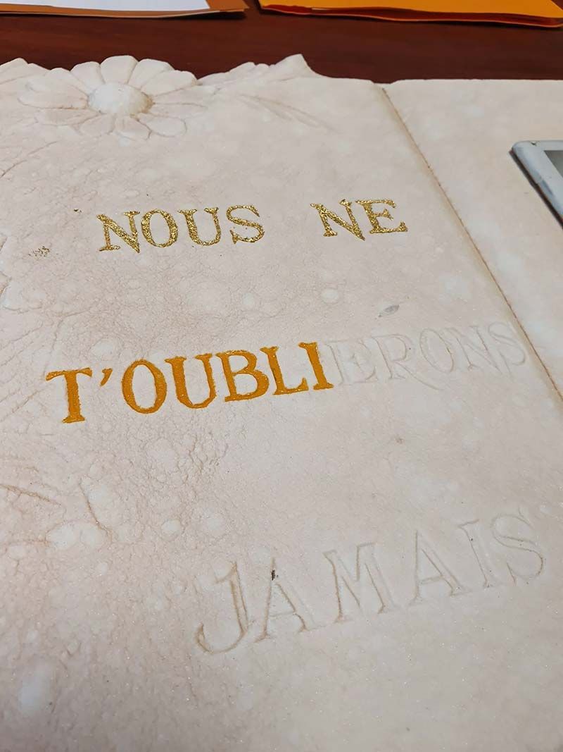 Réchampissage d'une plaque commémorative