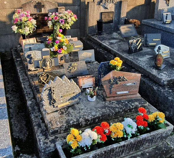 Monument funéraire avant décapage