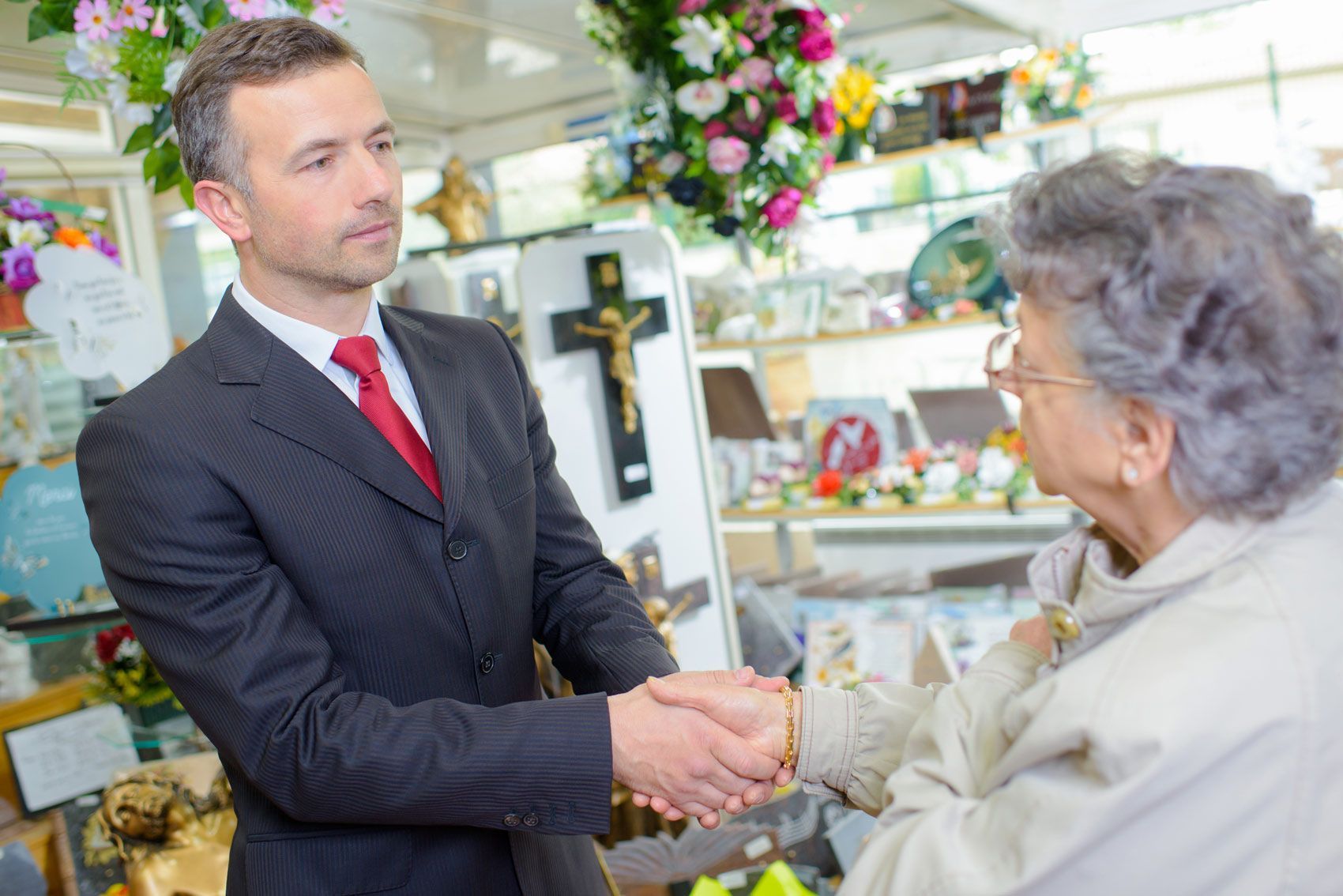 Gérant de pompes funèbres qui serre la main à une cliente