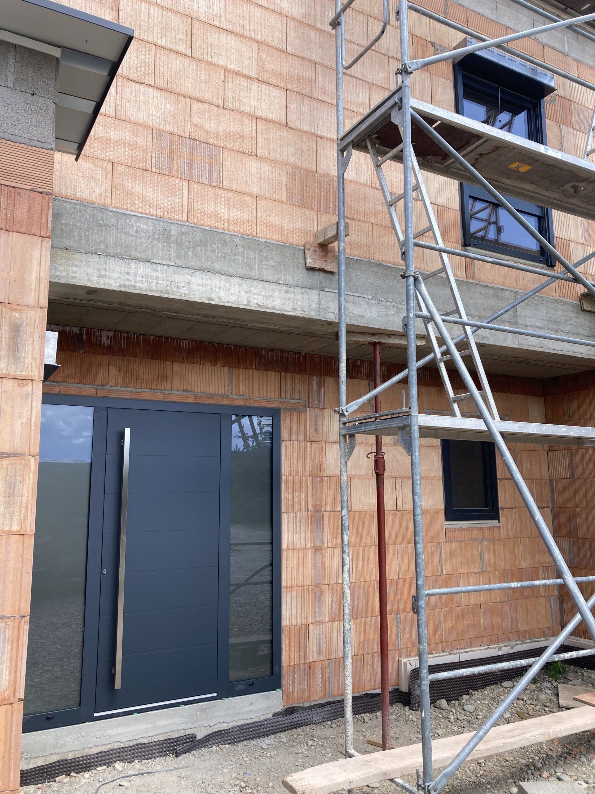 Chantier à Hessenheim : porte d'entrée noire avec une barre