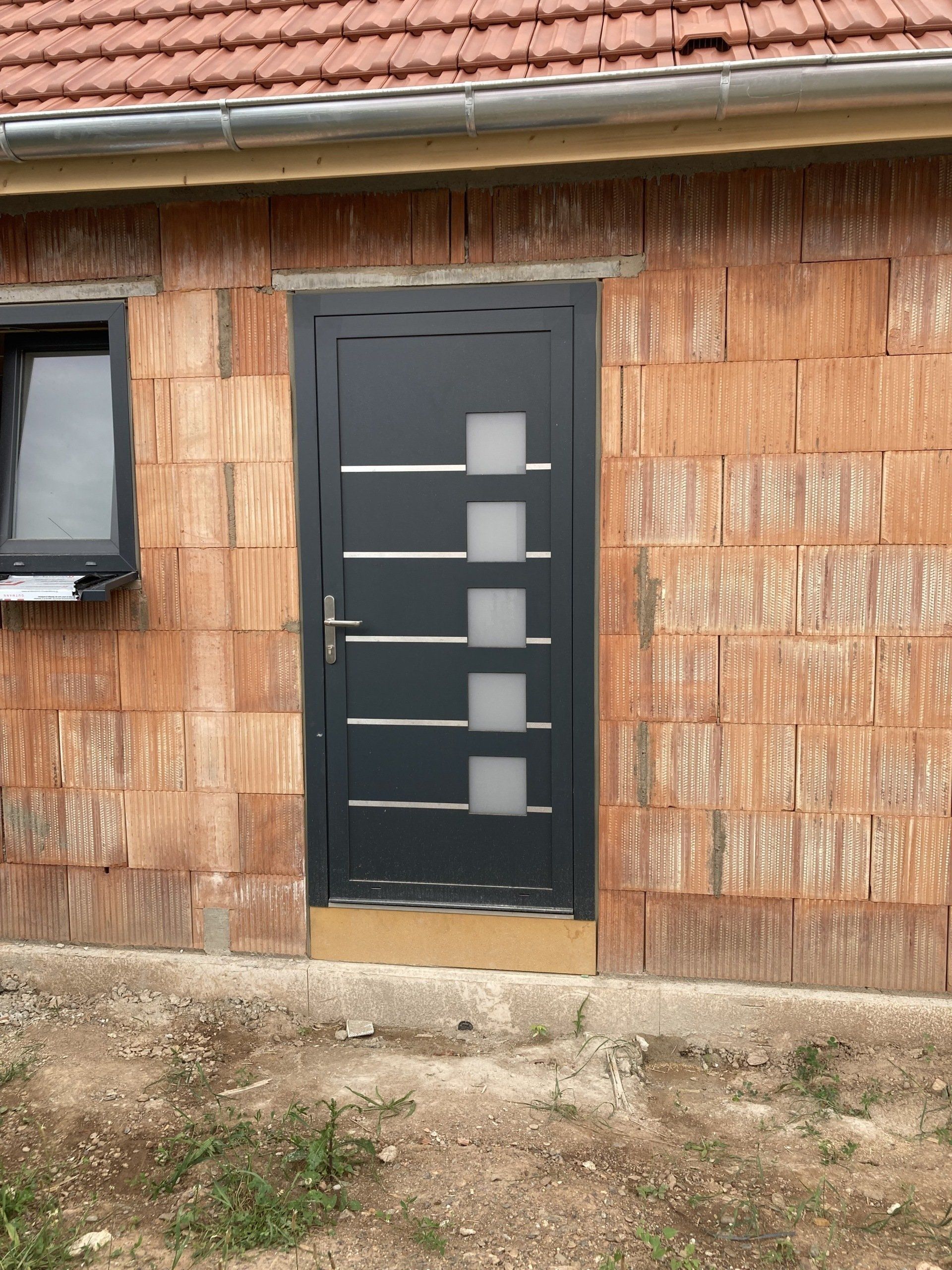 Chantier à Stotzheim : porte noire