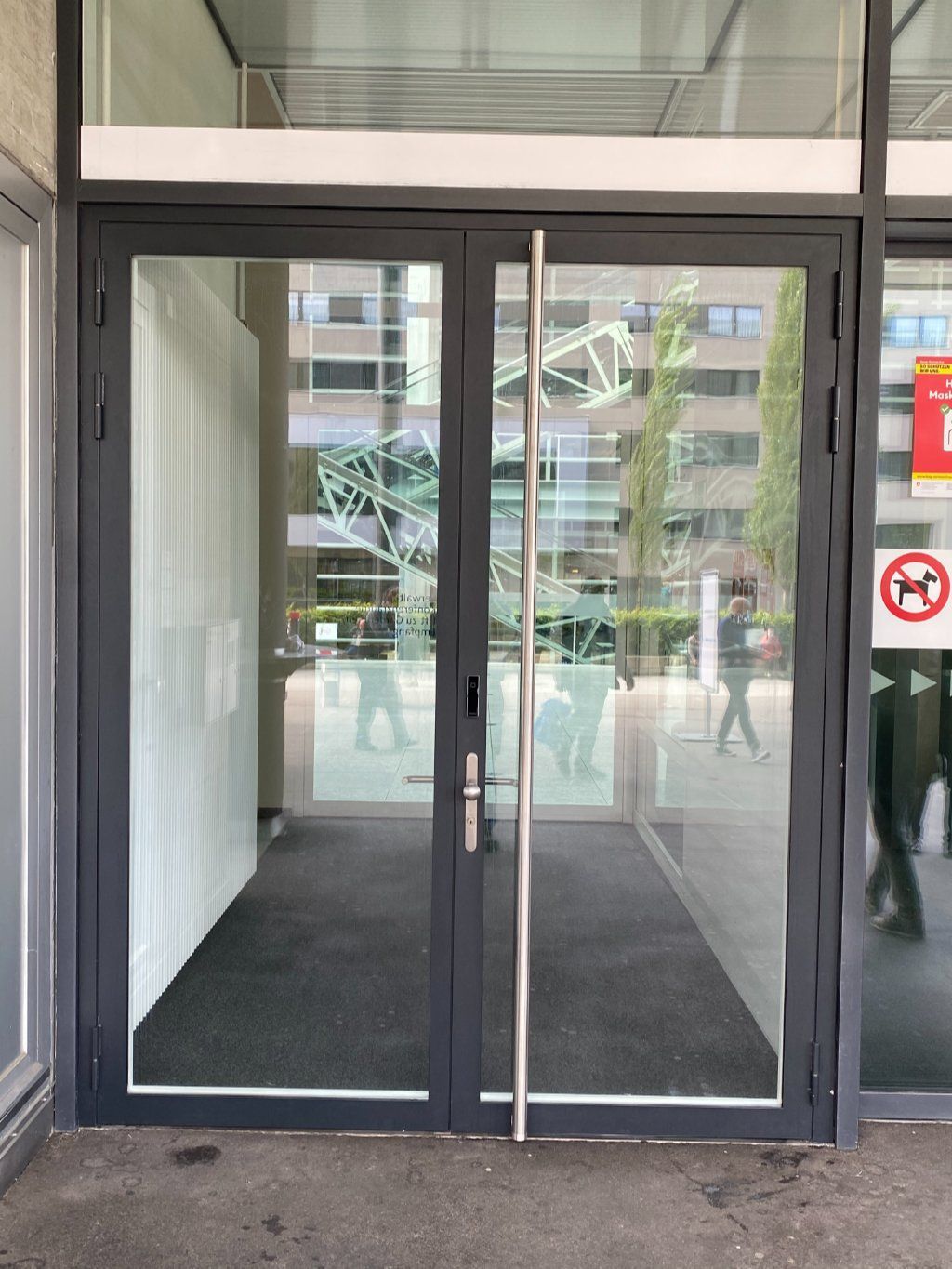 Doppelflügeltüre Haupteingang Messe Zürich, 2- Farbig, vollpanik, selbstverriegelnd, Motorschloss mit Mehrpunktverriegelung, Magnetkontakte und Batchansteuerung