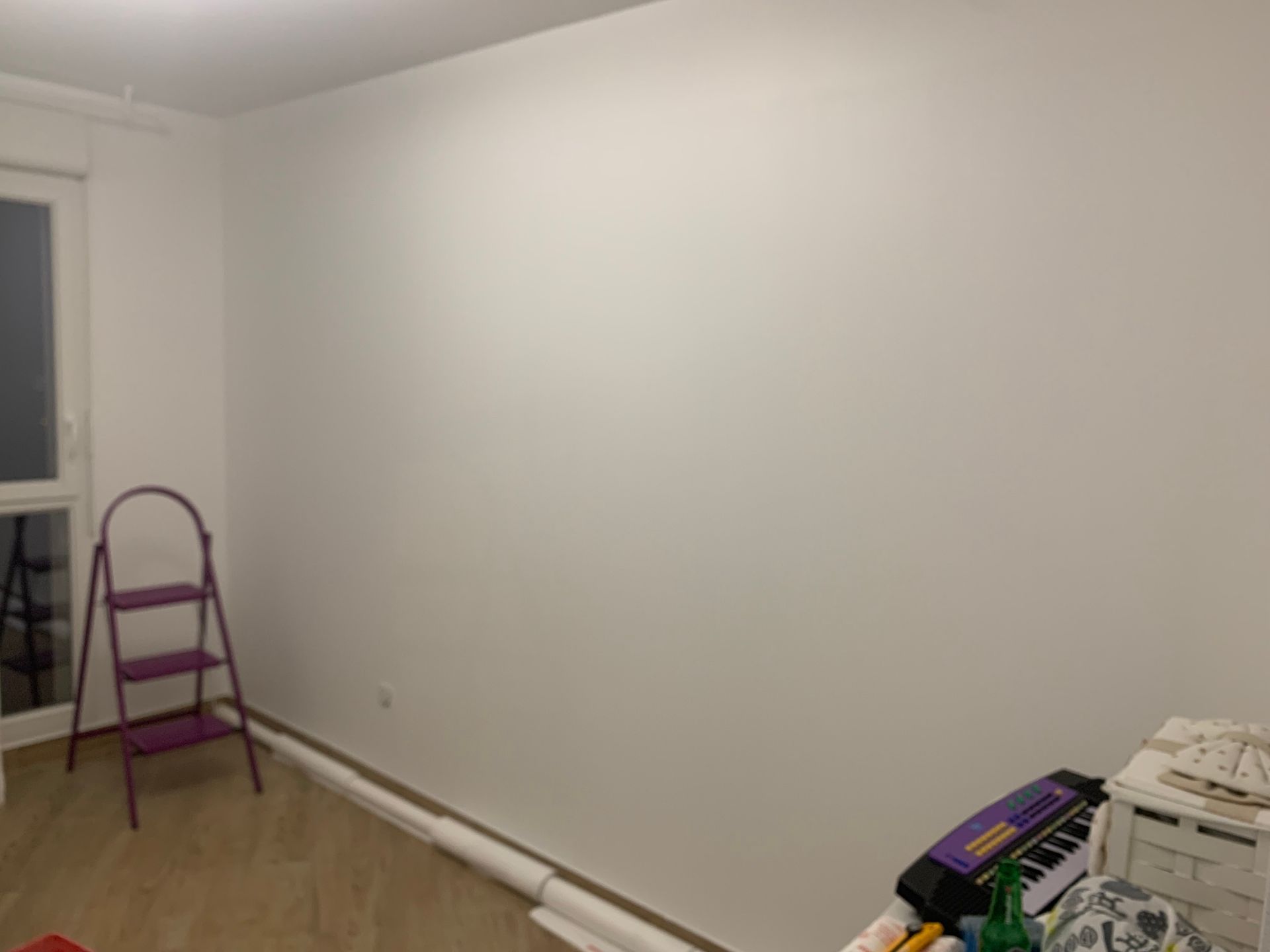 Mur de chambre d'enfant avant notre intervention, tout blanc