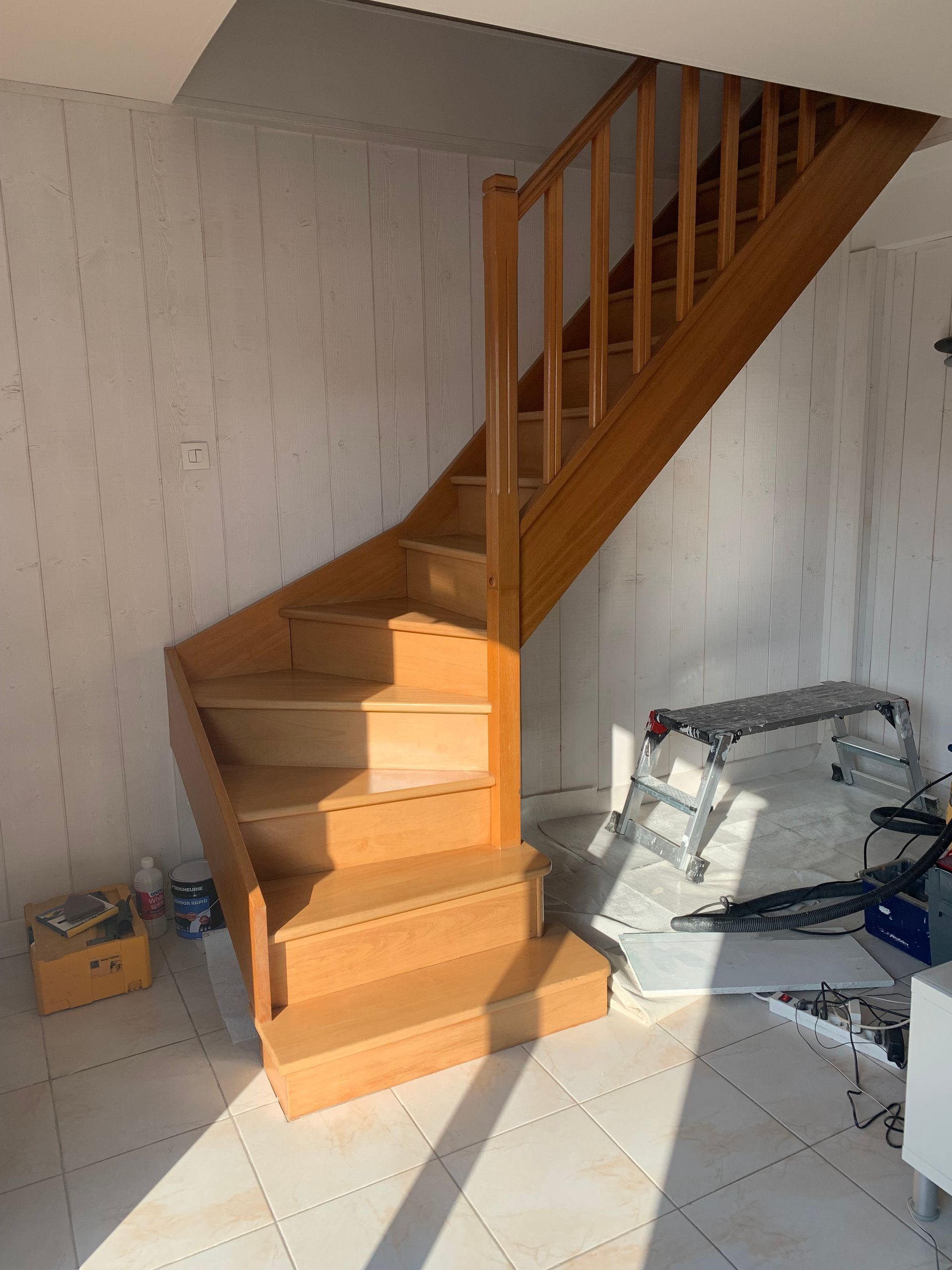 Escalier en bois avant peinture, monochrome