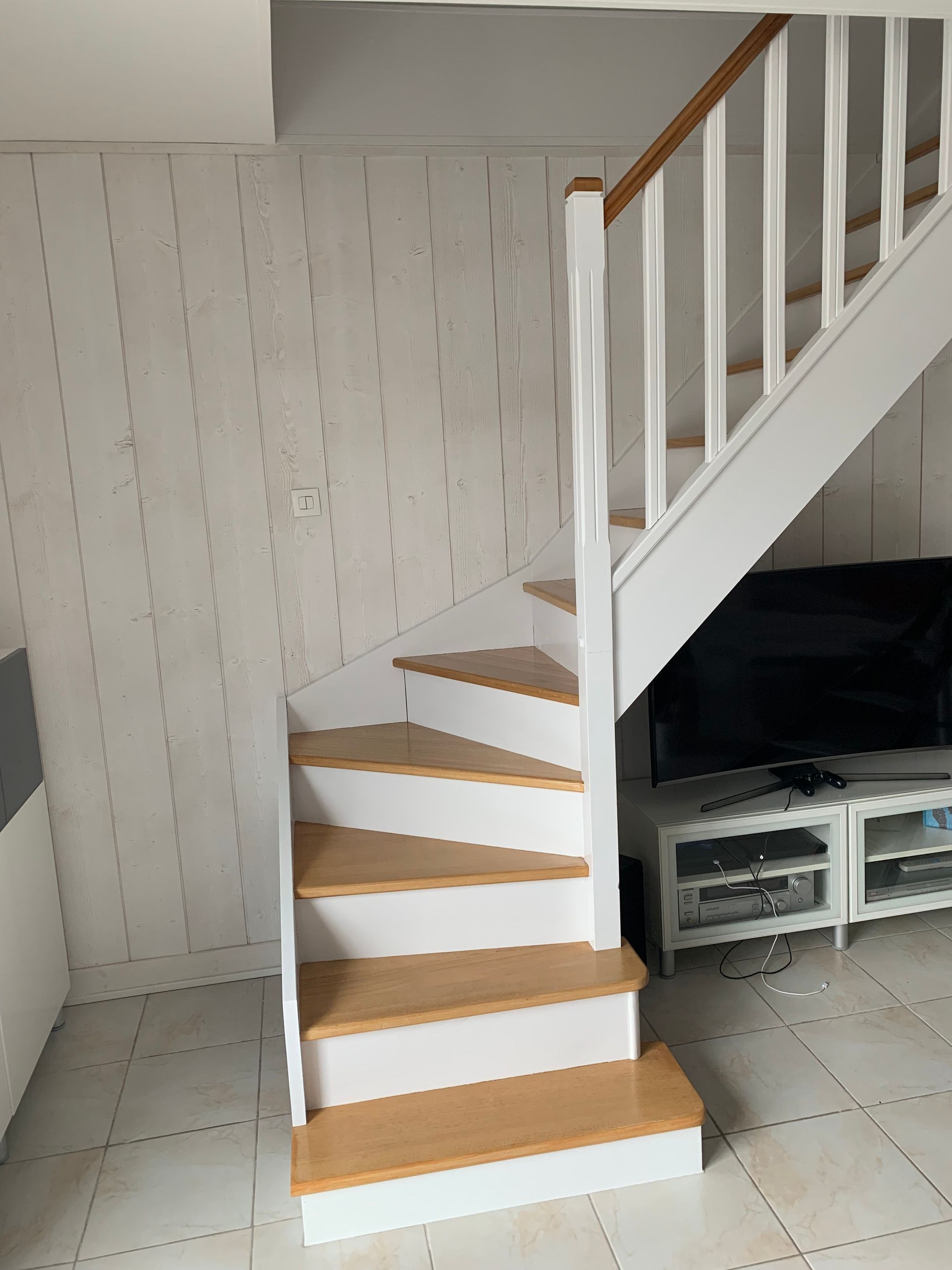 Escalier en bois après notre intervention, avec le bois d'origine et du blanc
