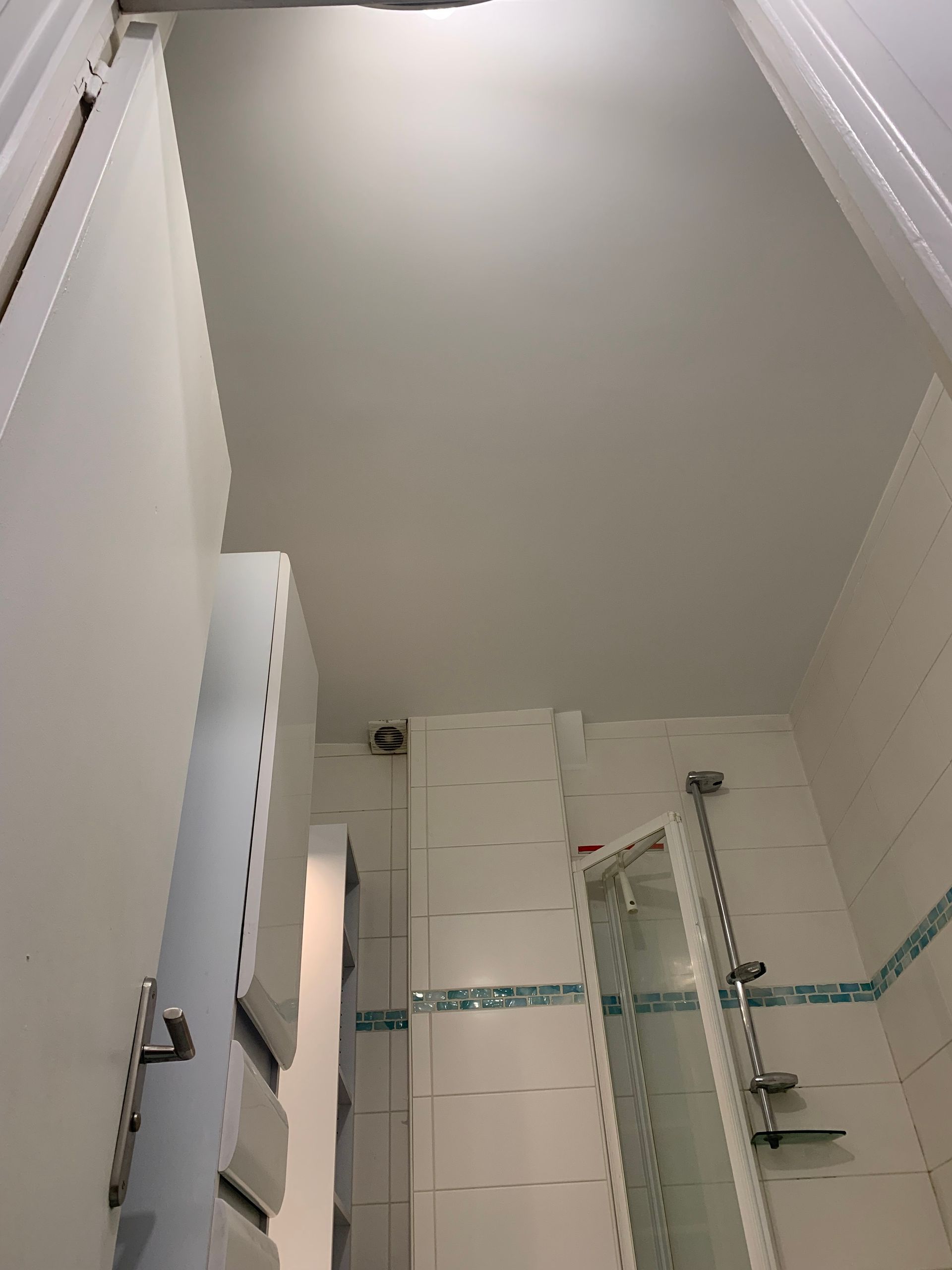 Plafond de salle de bains entièrement repeint en blanc