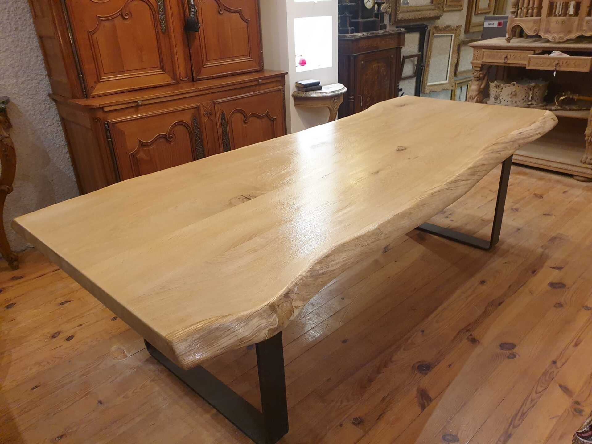 Table en bois avec pieds en métal