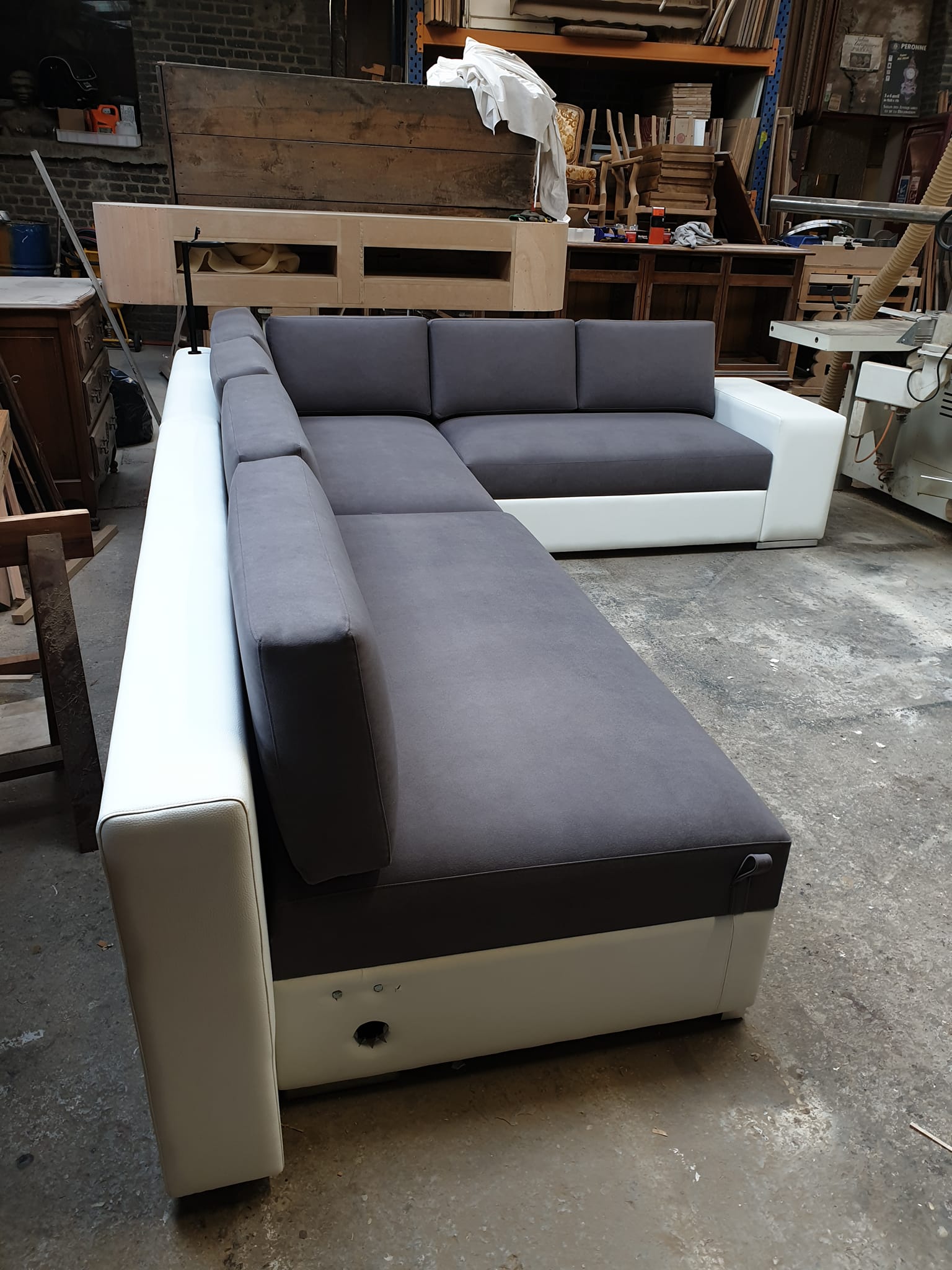 Canapé en tissu gris et blanc