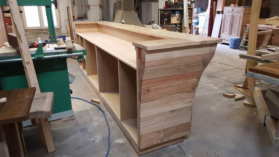 Arrière d'un bar en bois