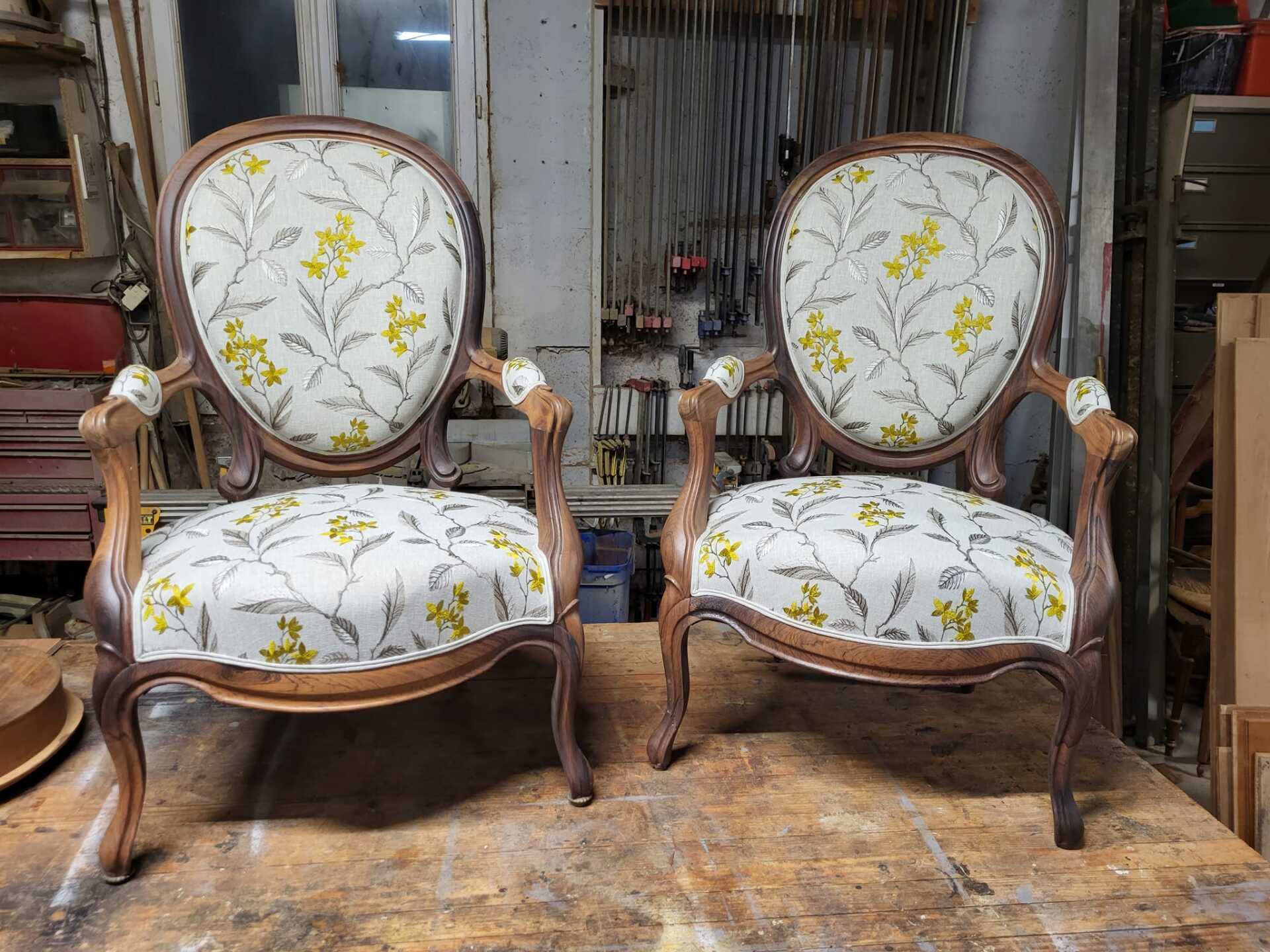 Fauteuil Voltaire avec tissu floral
