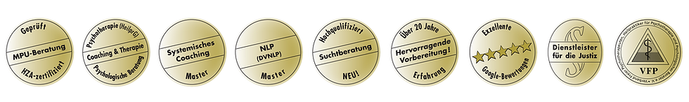 Nahaufnahme einer Reihe antik aussehender runder Objekte in einer Reihe.